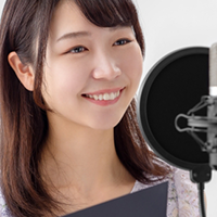 芸能スクールで学べる発声練習とは